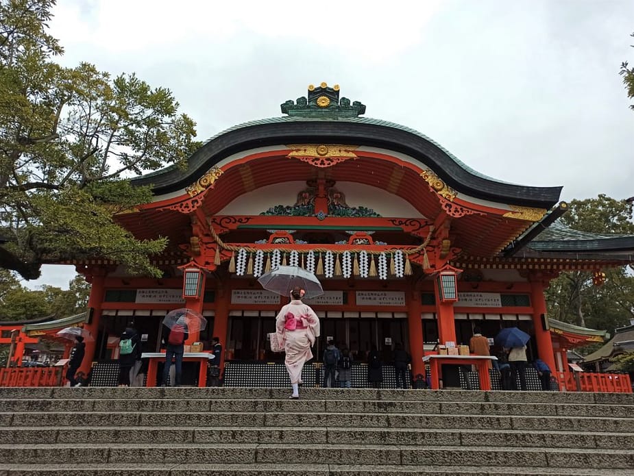 Lady in kimono at Fushimi Inari Taisha, Japan